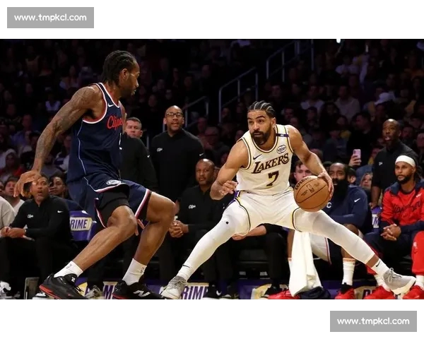 湖人新援首秀表现亮眼助球队逆转战胜快船夺胜